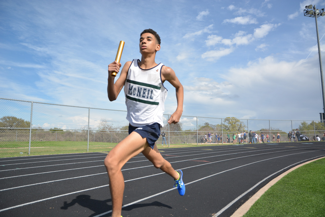 Varsity sophomore Jaden Maul attacks the curve in the 4x800m relay, breaking free from the pack.