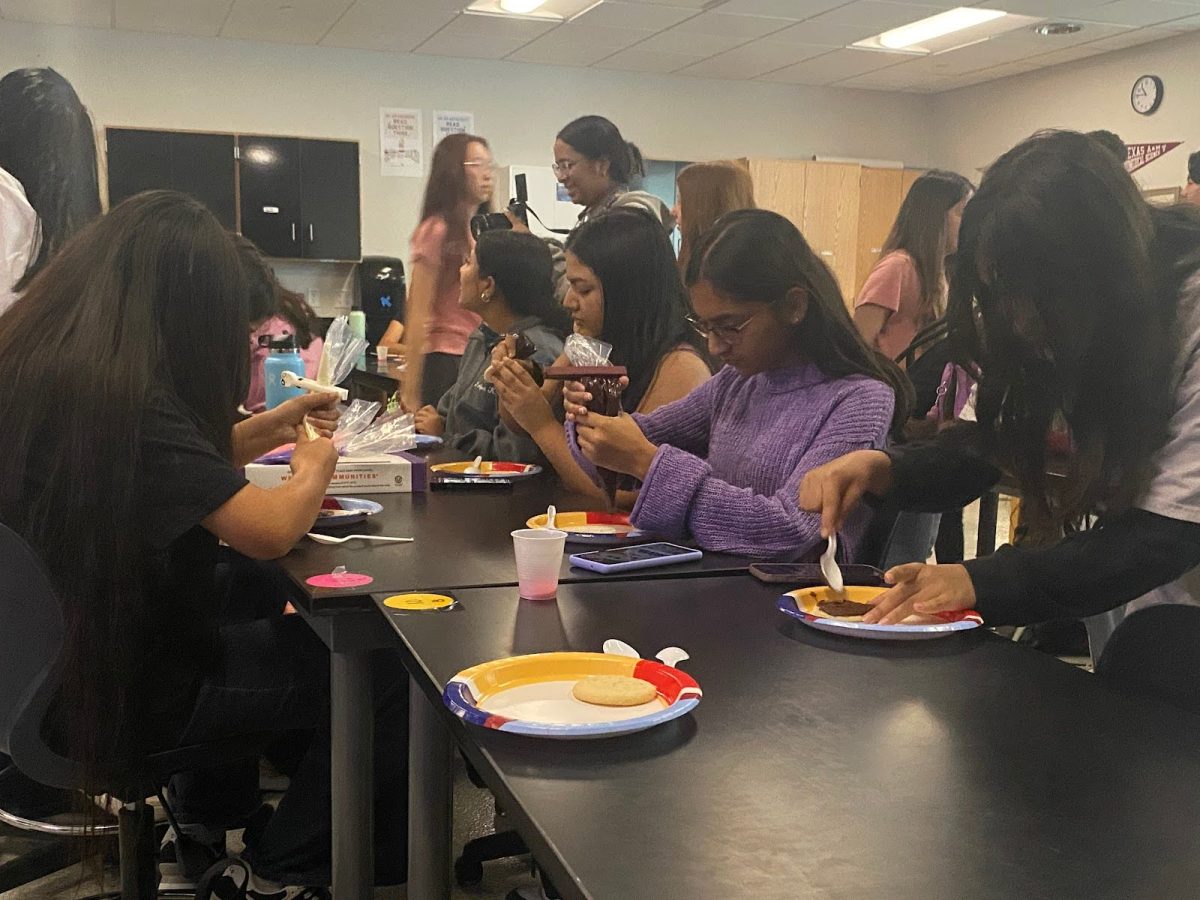 Asian American Pacific Islander Club Decorates Halloween Cookies