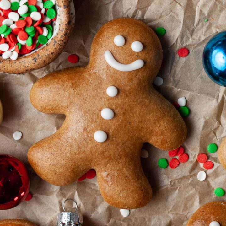 A small gingerbread cookie decorated with an icing smile. Photo via: theglutenfreeaustrian.com
