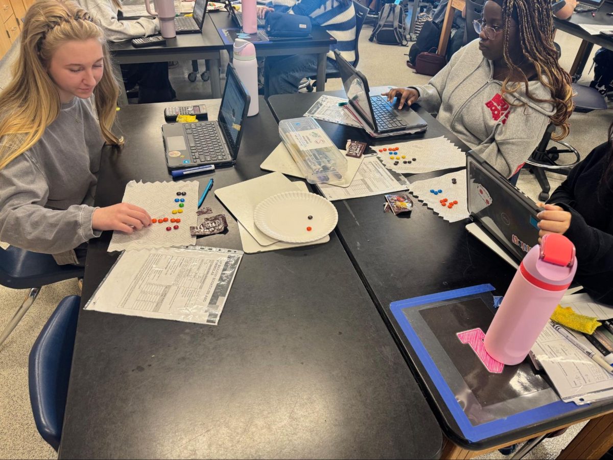 Juniors Cecilia Pugliese and Esomchi Gabriel-Okeke counting M&Ms during the Chi-Square lab.