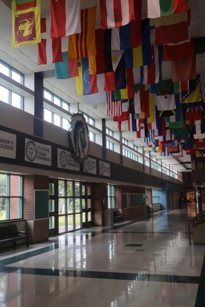 El pasillo principal alberga banderas colgantes de los países representados por los estudiantes de McNeil.